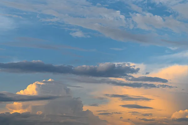 Niebieski, żółty i pomarańczowy zachód słońca z chmurami — Zdjęcie stockowe