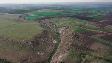 Moldova 'nın Trinca köyü yakınlarındaki iki paralı yol arasında bir geçit.
