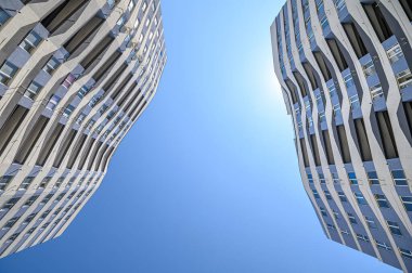 Yeni dairelerin geniş açılı görüntüsü dış binalar.