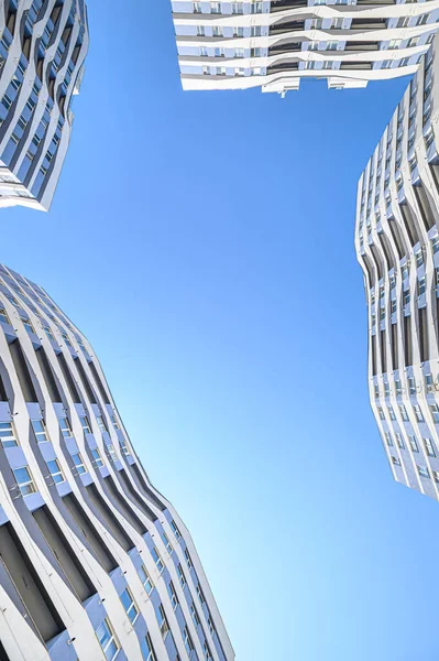 Amplio ángulo de tiro de los nuevos edificios de apartamentos exterior — Foto de Stock
