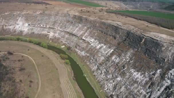 Αεροφωτογραφία drone των βράχων Old Orhei, Μολδαβία — Αρχείο Βίντεο