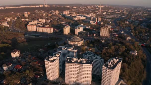 Создание орбитального снимка Кишинева на закате — стоковое видео