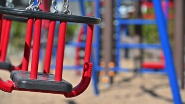 Covid-19 virüsü tehdidi sırasında boş çocuk parkındaki salıncakların yavaş hareketi, kapanış
