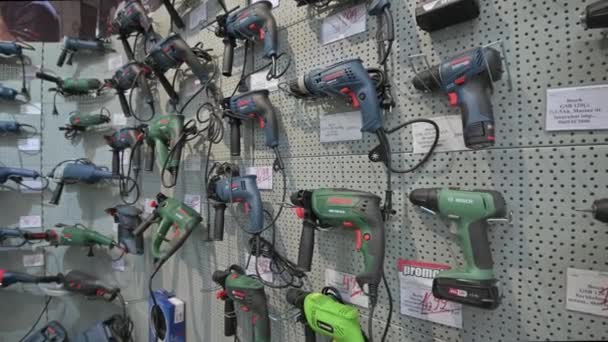 Estantes en una tienda de bricolaje con variedad de herramientas eléctricas, en su mayoría de la marca Bosch — Vídeos de Stock