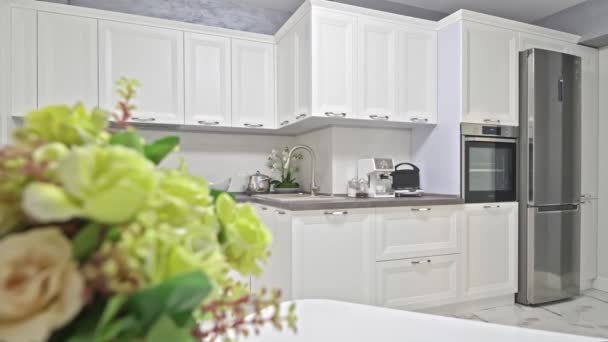 Moderní bílý dřevěný kuchyňský interiér — Stock video