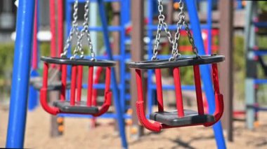 Konut alanındaki boş çocuk parkında yavaş salıncaklar