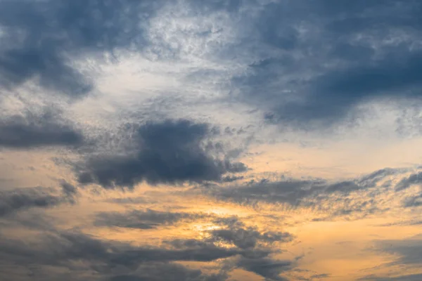 Pôr do sol azul, amarelo e laranja com nuvens — Fotografia de Stock