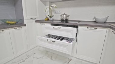 Modern beyaz ahşap mutfağın detayları.