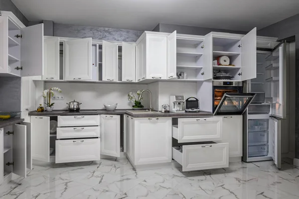 Proste i luksusowe nowoczesne białe wnętrze kuchni — Zdjęcie stockowe
