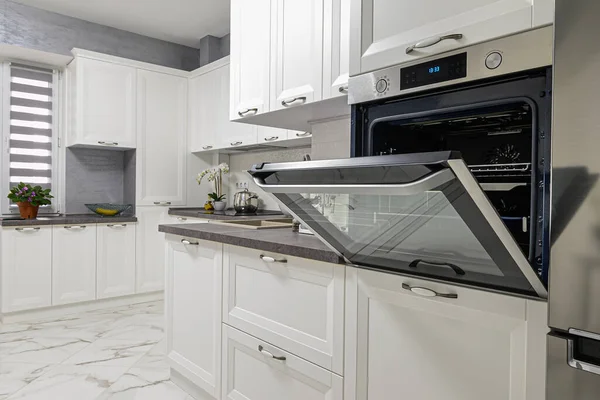 Minimalist beyaz mutfak iç mekanında elektrikli aletler. — Stok fotoğraf