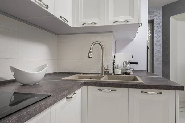 Minimalist beyaz mutfak mobilyalarına yakın çekim — Stok fotoğraf