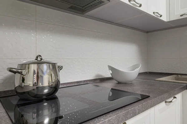 Minimalist beyaz mutfak mobilyalarına yakın çekim — Stok fotoğraf