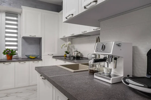 Espressomaschine in minimalistischer weißer Küche — Stockfoto