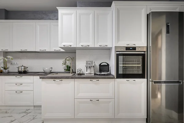 Appareils électriques dans l'intérieur de cuisine blanche minimaliste — Photo