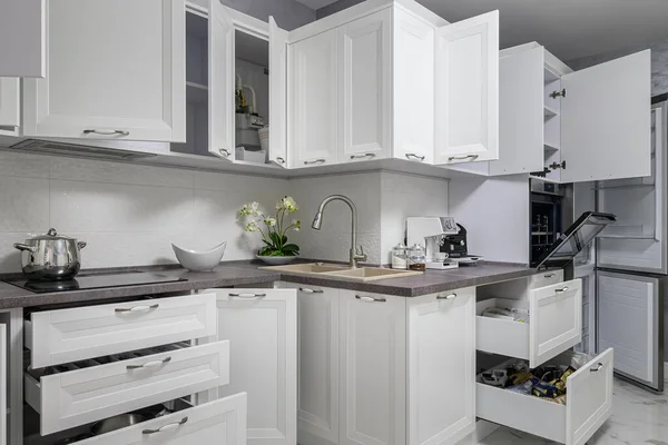 Proste i luksusowe nowoczesne białe wnętrze kuchni — Zdjęcie stockowe