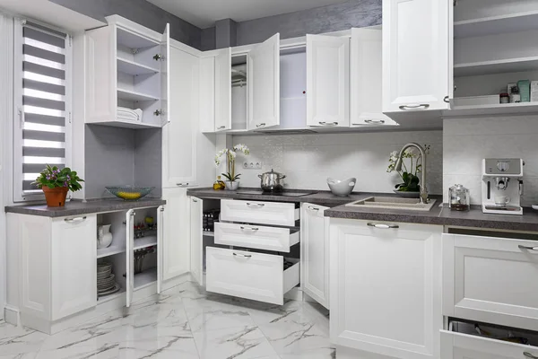 Minimalistyczne nowoczesne białe szczegóły wnętrza kuchni — Zdjęcie stockowe