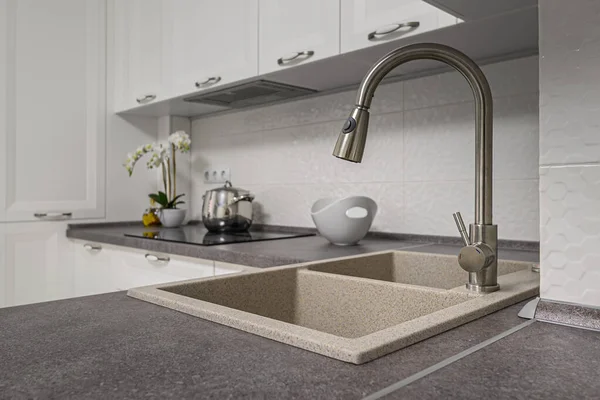 Primo piano di minimalista mobili da cucina bianchi — Foto Stock