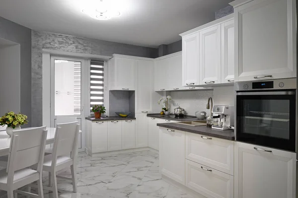 Простой и роскошный интерьер современной белой кухни — стоковое фото