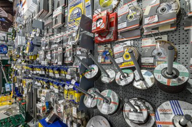 Çoğu Bosch markasından olmak üzere çeşitli elektrikli aletleri olan bir DIY mağazasında raflar.