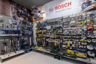 Çoğu Bosch markasından olmak üzere çeşitli elektrikli aletleri olan bir DIY mağazasında raflar.