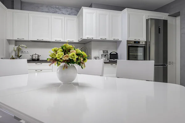 Простий і розкішний сучасний білий кухонний інтер'єр — стокове фото