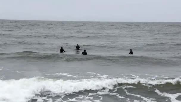 Olas de almacenamiento en caché de surfistas — Vídeo de stock