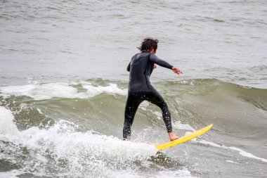 Baltık Denizi Letonya, Kuzey Kutbu, Liepaja sörfçü. 06.25.2017 çekilmiş fotoğrafı