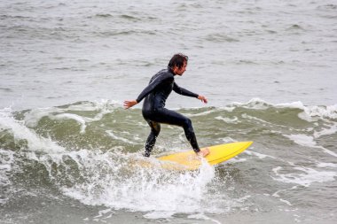 Baltık Denizi Letonya, Kuzey Kutbu, Liepaja sörfçü. 06.25.2017 çekilmiş fotoğrafı