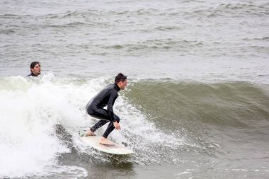 Baltık Denizi Letonya, Kuzey Kutbu, Liepaja sörfçü. 06.25.2017 çekilmiş fotoğrafı