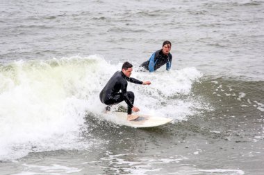 Baltık Denizi Letonya, Kuzey Kutbu, Liepaja sörfçü. 06.25.2017 çekilmiş fotoğrafı