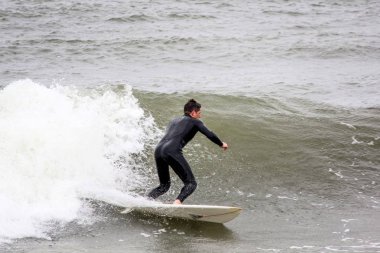 Baltık Denizi Letonya, Kuzey Kutbu, Liepaja sörfçü. 06.25.2017 çekilmiş fotoğrafı
