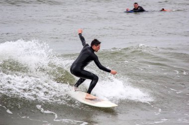 Baltık Denizi Letonya, Kuzey Kutbu, Liepaja sörfçü. 06.25.2017 çekilmiş fotoğrafı