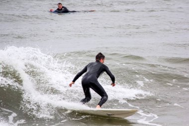 Baltık Denizi Letonya, Kuzey Kutbu, Liepaja sörfçü. 06.25.2017 çekilmiş fotoğrafı