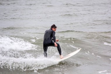 Baltık Denizi Letonya, Kuzey Kutbu, Liepaja sörfçü. 06.25.2017 çekilmiş fotoğrafı