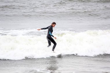 Baltık Denizi Letonya, Kuzey Kutbu, Liepaja sörfçü. 06.25.2017 çekilmiş fotoğrafı
