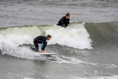 Baltık Denizi Letonya, Kuzey Kutbu, Liepaja sörfçü. 06.25.2017 çekilmiş fotoğrafı