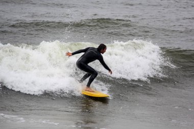 Baltık Denizi Letonya, Kuzey Kutbu, Liepaja sörfçü. 06.25.2017 çekilmiş fotoğrafı