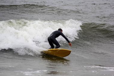 Baltık Denizi Letonya, Kuzey Kutbu, Liepaja sörfçü. 06.25.2017 çekilmiş fotoğrafı