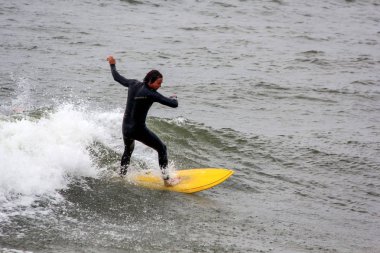 Baltık Denizi Letonya, Kuzey Kutbu, Liepaja sörfçü. 06.25.2017 çekilmiş fotoğrafı