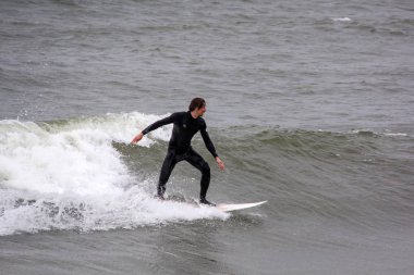 Baltık Denizi Letonya, Kuzey Kutbu, Liepaja sörfçü. 06.25.2017 çekilmiş fotoğrafı