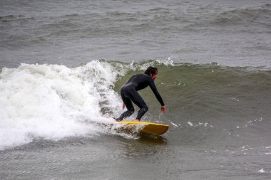 Baltık Denizi Letonya, Kuzey Kutbu, Liepaja sörfçü. 06.25.2017 çekilmiş fotoğrafı
