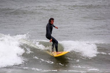 Baltık Denizi Letonya, Kuzey Kutbu, Liepaja sörfçü. 06.25.2017 çekilmiş fotoğrafı