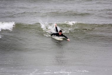 Baltık Denizi Letonya, Kuzey Kutbu, Liepaja sörfçü. 06.25.2017 çekilmiş fotoğrafı