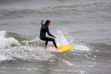 Baltık Denizi Letonya, Kuzey Kutbu, Liepaja sörfçü. 06.25.2017 çekilmiş fotoğrafı