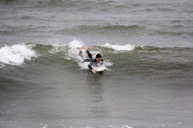 Baltık Denizi Letonya, Kuzey Kutbu, Liepaja sörfçü. 06.25.2017 çekilmiş fotoğrafı
