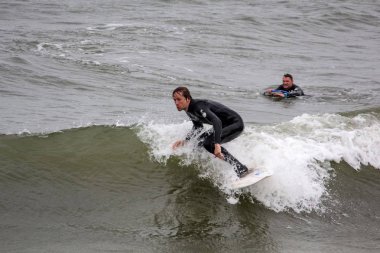 Baltık Denizi Letonya, Kuzey Kutbu, Liepaja sörfçü. 06.25.2017 çekilmiş fotoğrafı