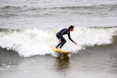 Baltık Denizi Letonya, Kuzey Kutbu, Liepaja sörfçü. 06.25.2017 çekilmiş fotoğrafı