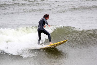 Baltık Denizi Letonya, Kuzey Kutbu, Liepaja sörfçü. 06.25.2017 çekilmiş fotoğrafı