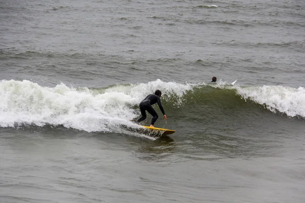 Surfista em latvia baltic sea, pólo norte, liepaja. foto tirada 06.25.2017 — Fotografia de Stock