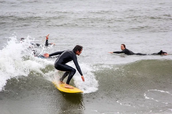 Surfista em latvia baltic sea, pólo norte, liepaja. foto tirada 06.25.2017 — Fotografia de Stock